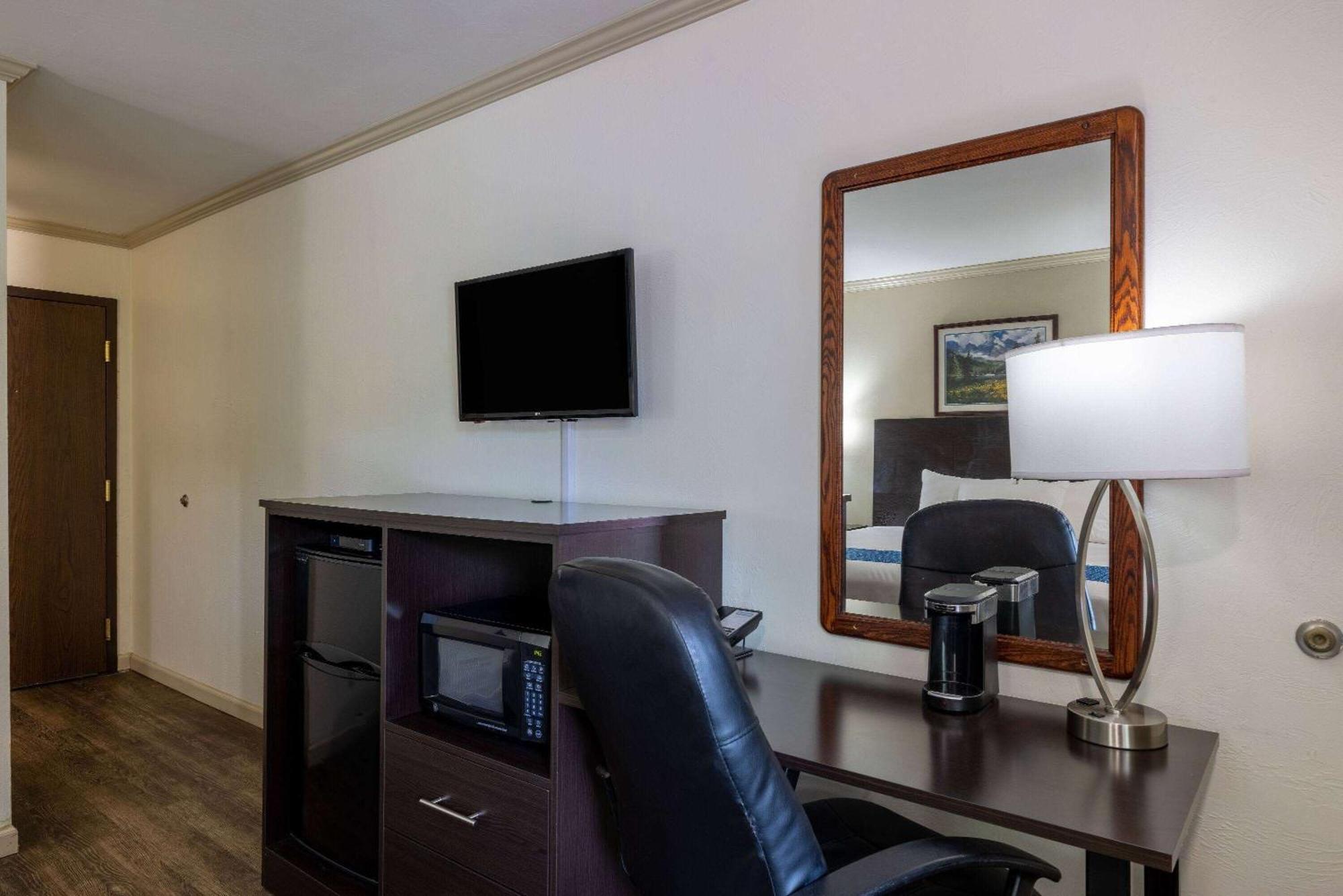 Travelodge By Wyndham Livingston Exteriér fotografie